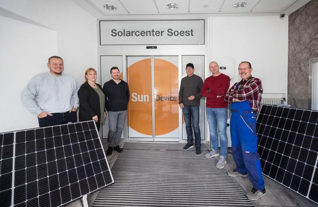 Das Team von Sun Device vor dem Solarcenter Soest